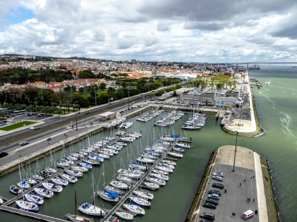 Ausblick vom Padrão dos Descobrimentos auf Lissabon