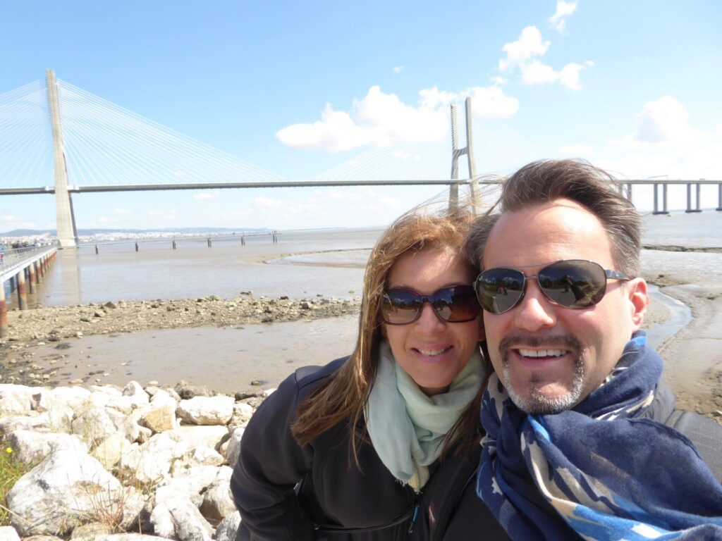 Pärchen vor der Vasco-da-Gama-Brücke in Lissabon