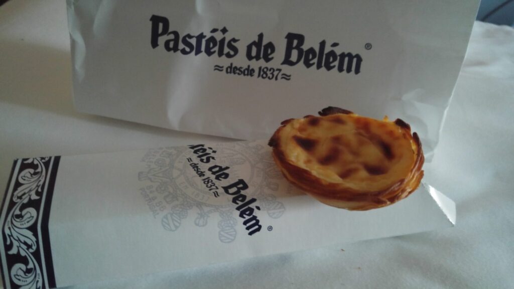 Pastéis de Belém mit Serviette und Tüte in Lissabon