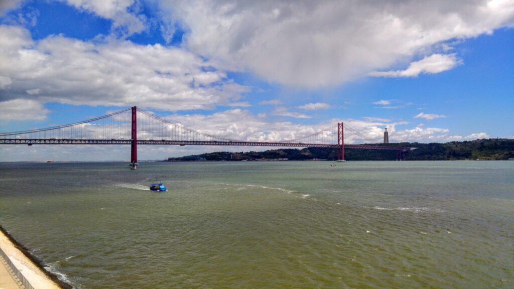 Blick auf die Ponte 25 de Abril in Lissabon