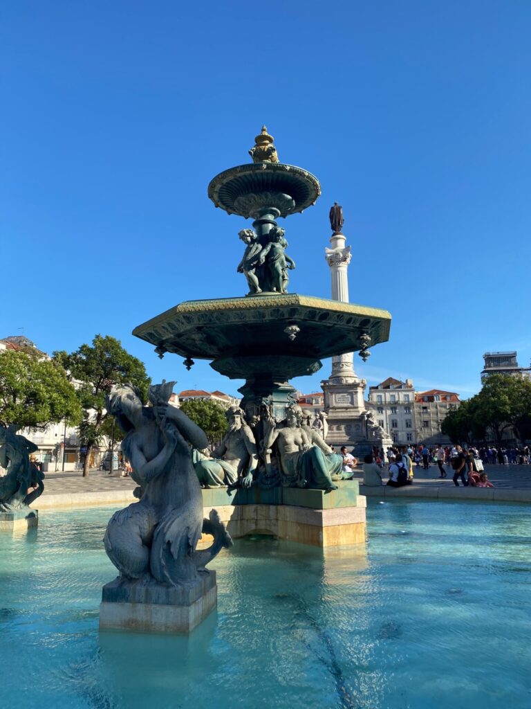 Springbrunnen auf dem  Praça Dom Pedro IV in Lissabon