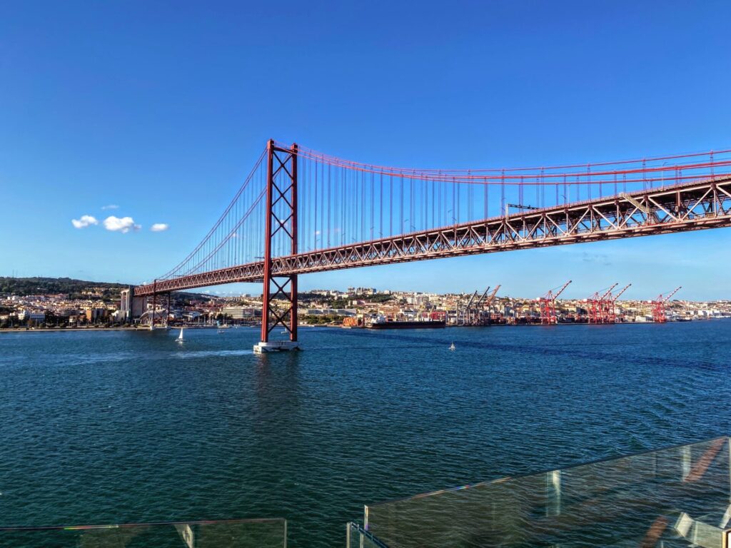 Blick auf die Ponte 25 de Abril in Lissabon