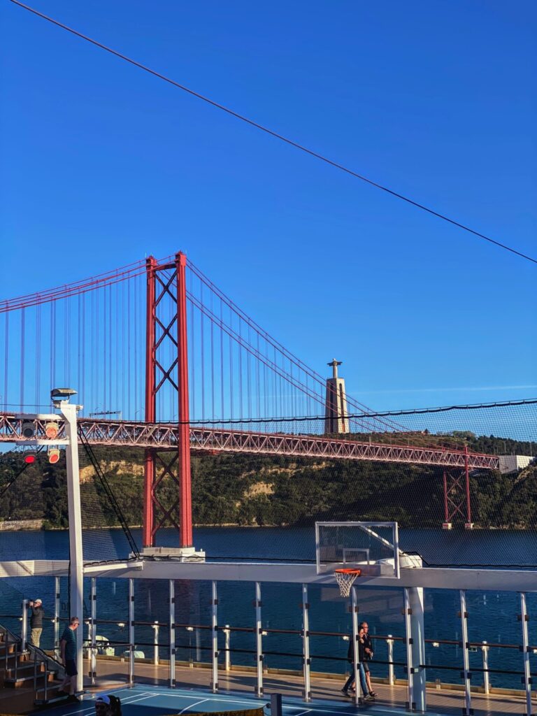 Blick auf die Ponte 25 de Abril in Lissabon