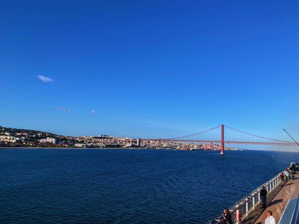 Blick auf die Ponte 25 de Abril in Lissabon