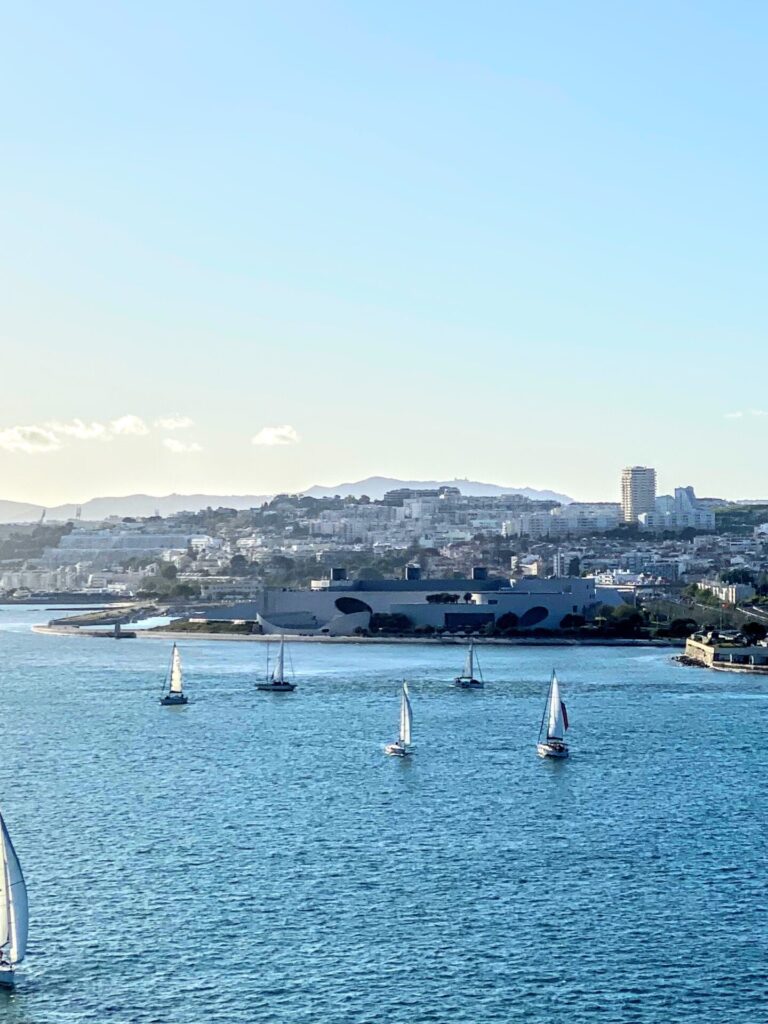 Segelboote im Tejo in Lissabon