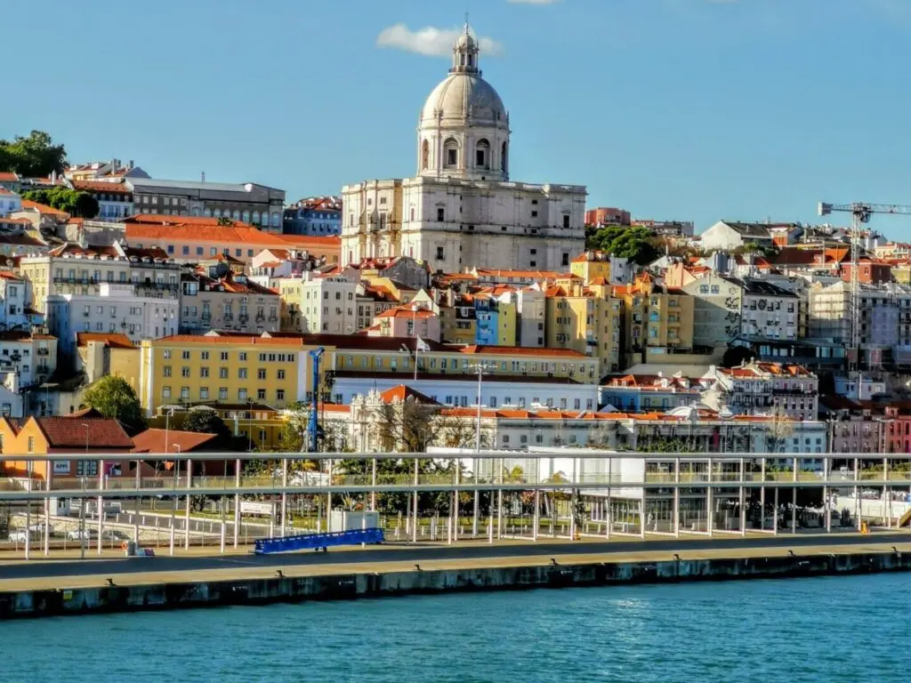 Blick auf Lissabon mit der Igreja de Santa Engrácia