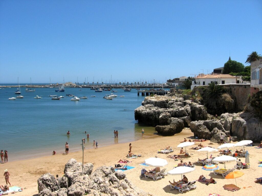 Strandabschnitt mit Sonnenschirme in Lissabon