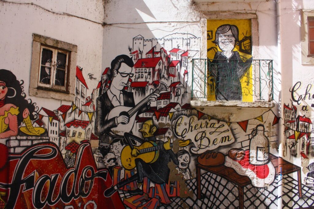 Haus mit Street Art im Zentrum von Lissabon