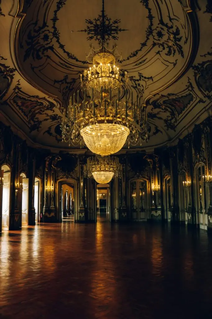 Saal mit Kronleuchter i Palácio Nacional de Queluz in Portugal
