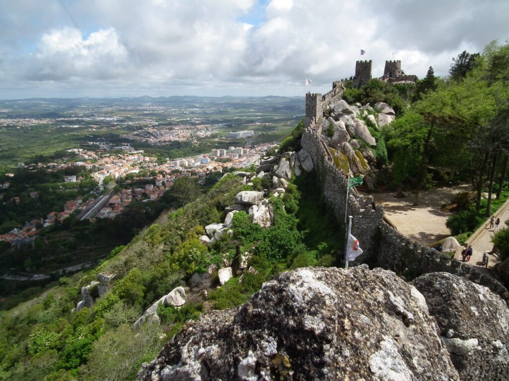 Blick auf das Castelo dos Mouros mit Schossmauer in Portugal