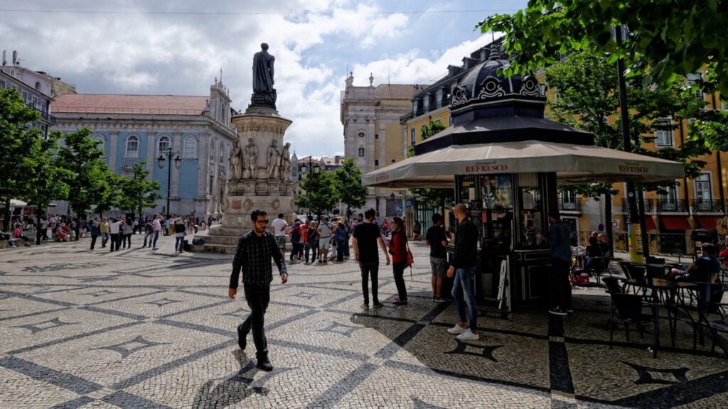 Praça Luís de Camões mit Denkmal und Pavillon