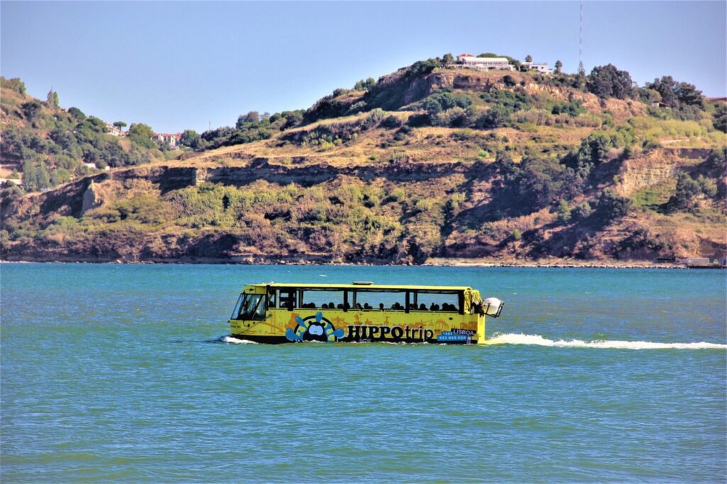 Gelber HIPPO-Trip-Bus im Wasser in Lissabon
