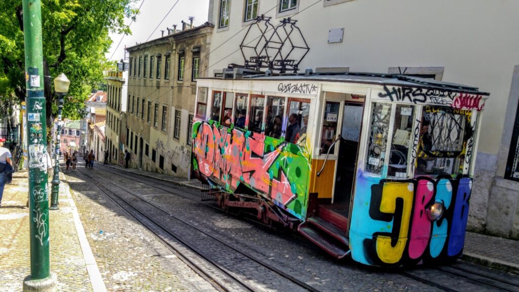 Bunte Tram in Lissabon