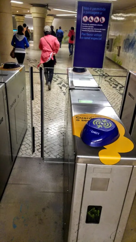 Fahrkarten-Schranke in der Metro Lissabon