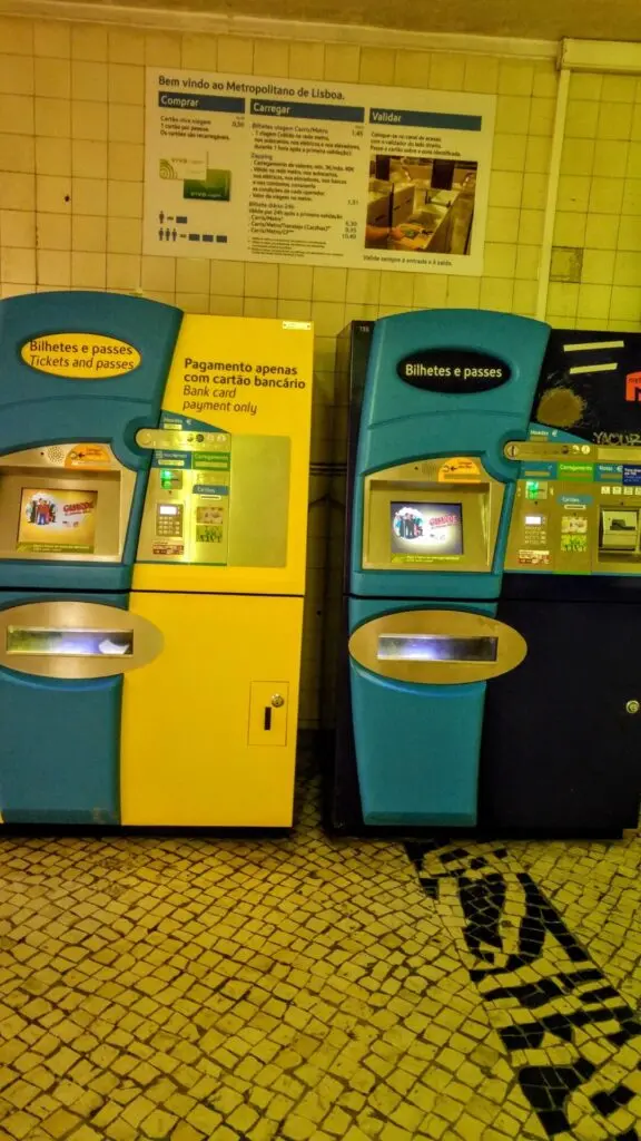 Fahrkartenautomaten in der Metro Lissabon