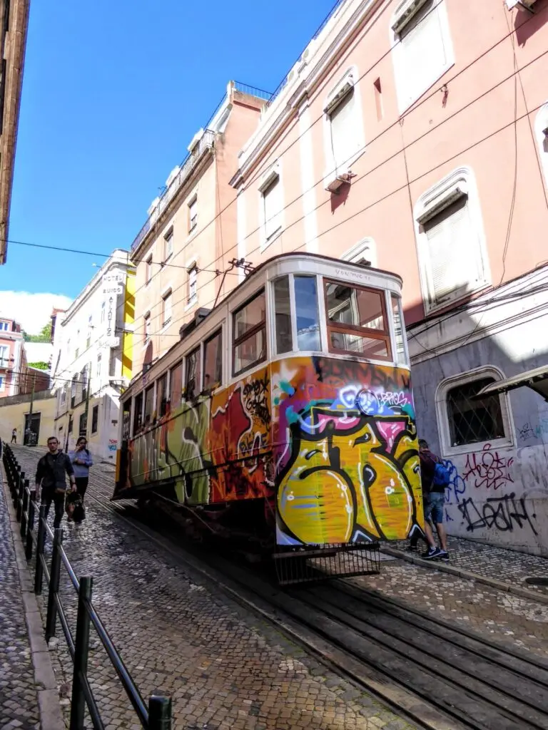 Bunte Tram in Lissabon