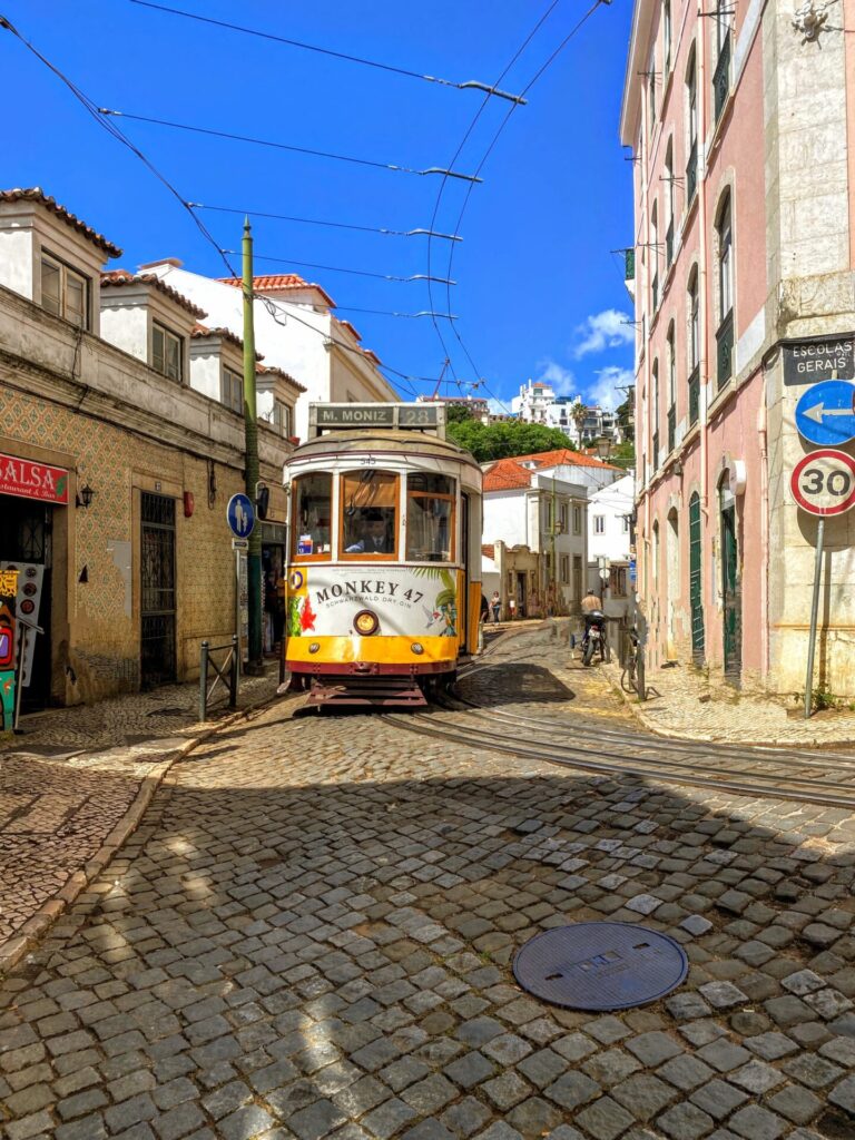 Gelbe Tram in Lissabon
