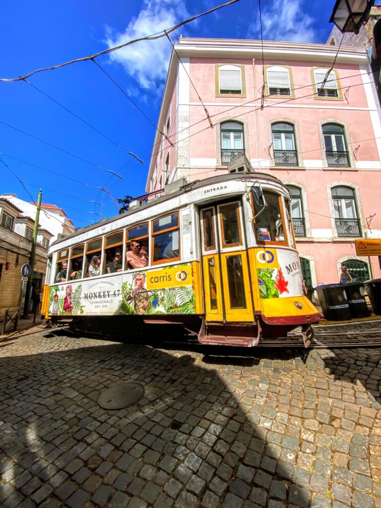 Gelbe Tram 28 in Lissabon
