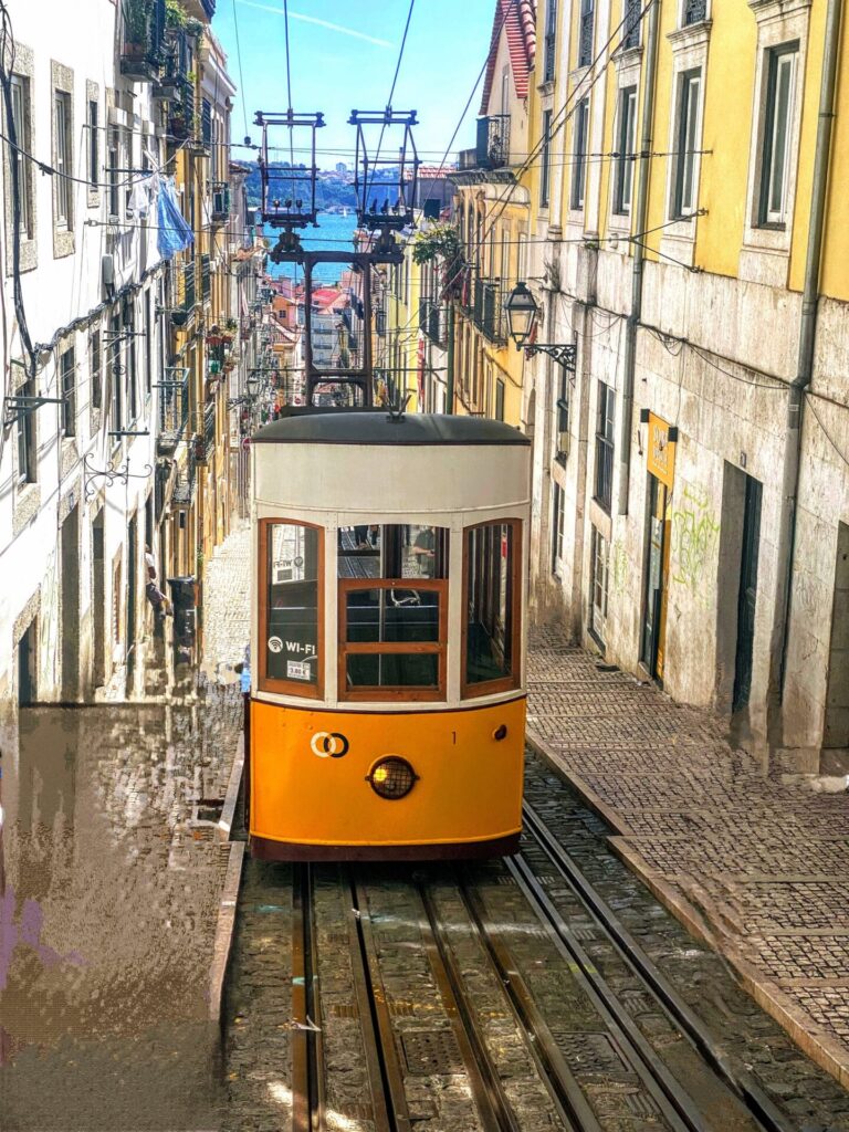 Gelbe Tram in Lissabon