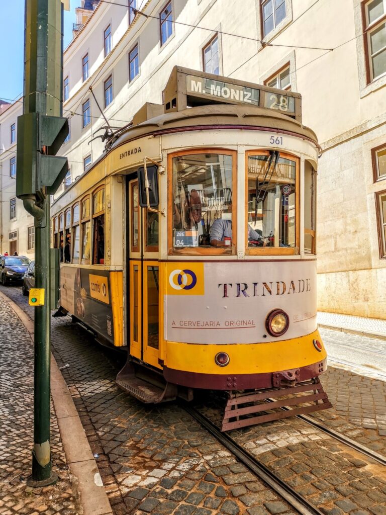 Gelbe Tram 28 in Lissabon