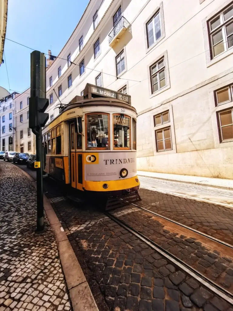 Gelbe Tram 28 in Lissabon