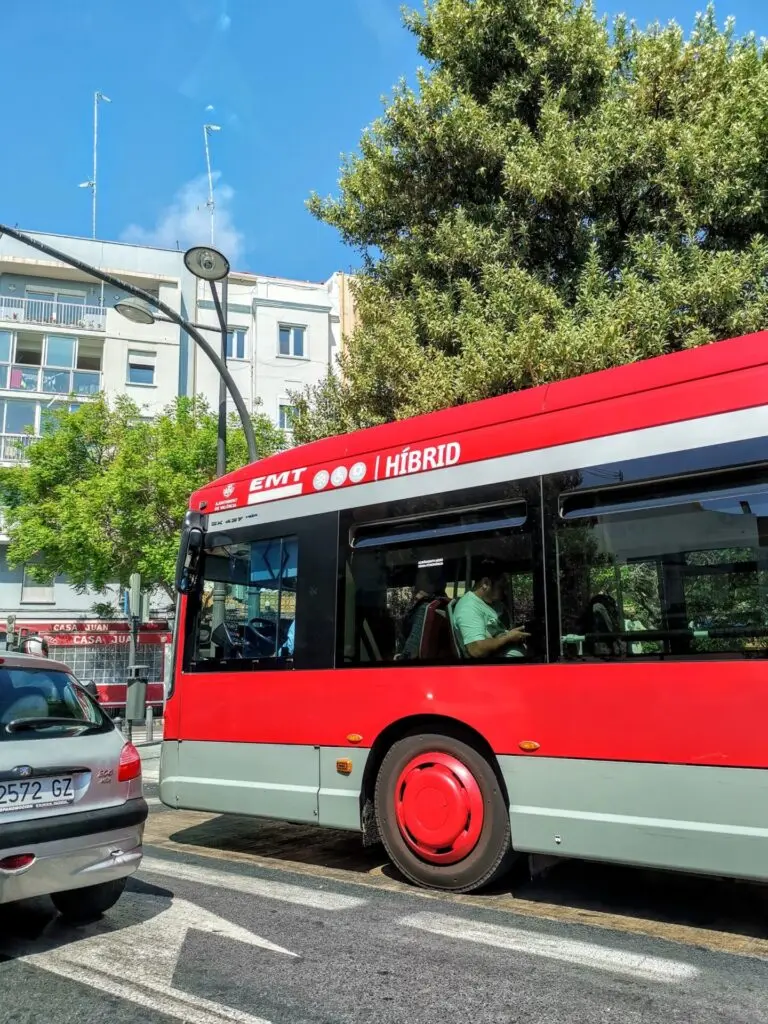 Roter Bus an einer Ampel in Valencia