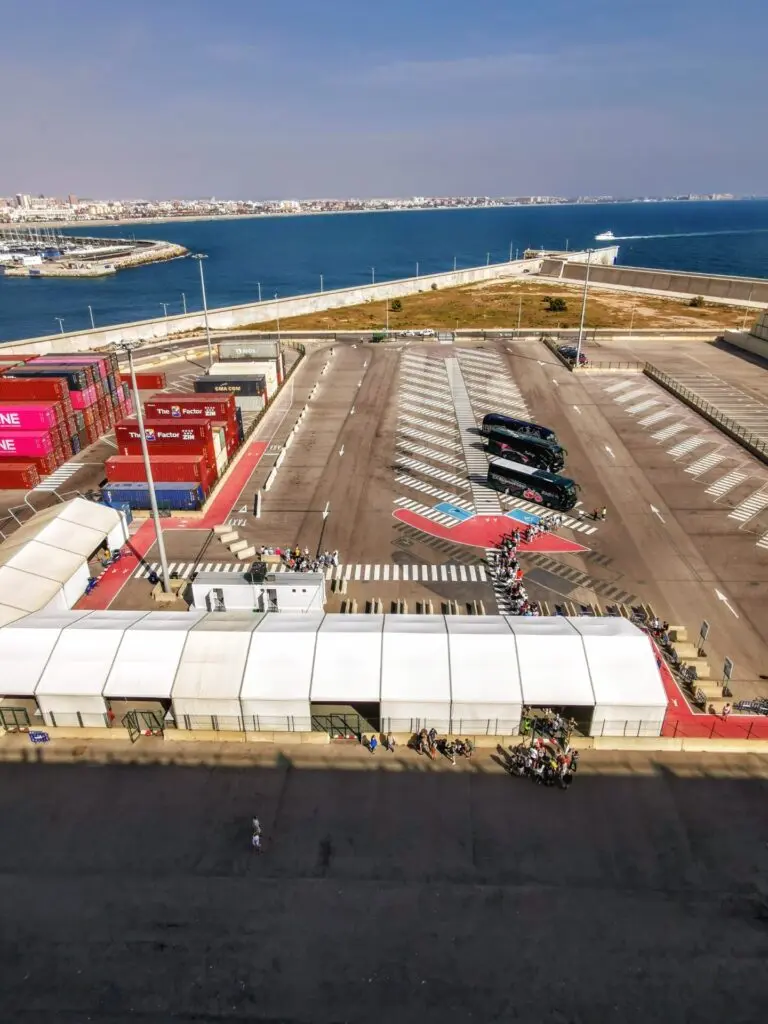 Warteschlange für Taxis am Hafen von Valencia