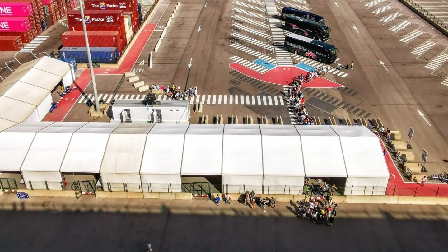 Warteschlange für Taxis am Hafen von Valencia
