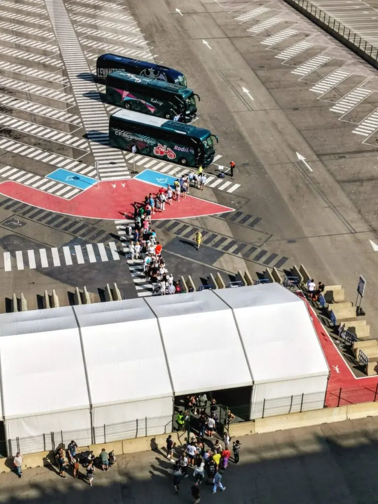 Warteschlange für Shuttlebus am Hafen von Valencia