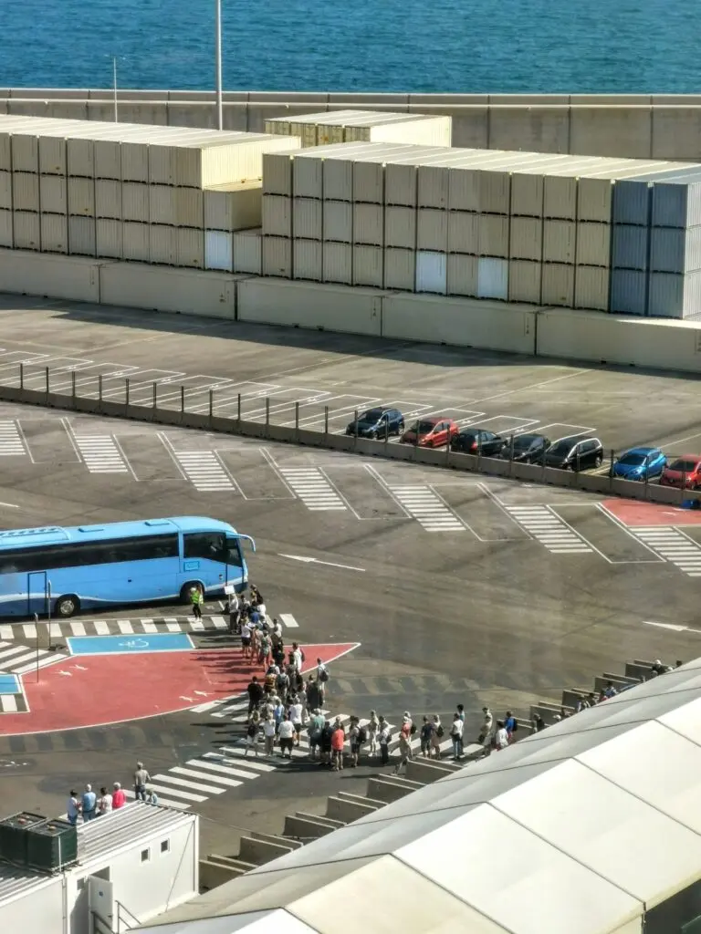 Warteschlange für Shuttlebus am Hafen von Valencia
