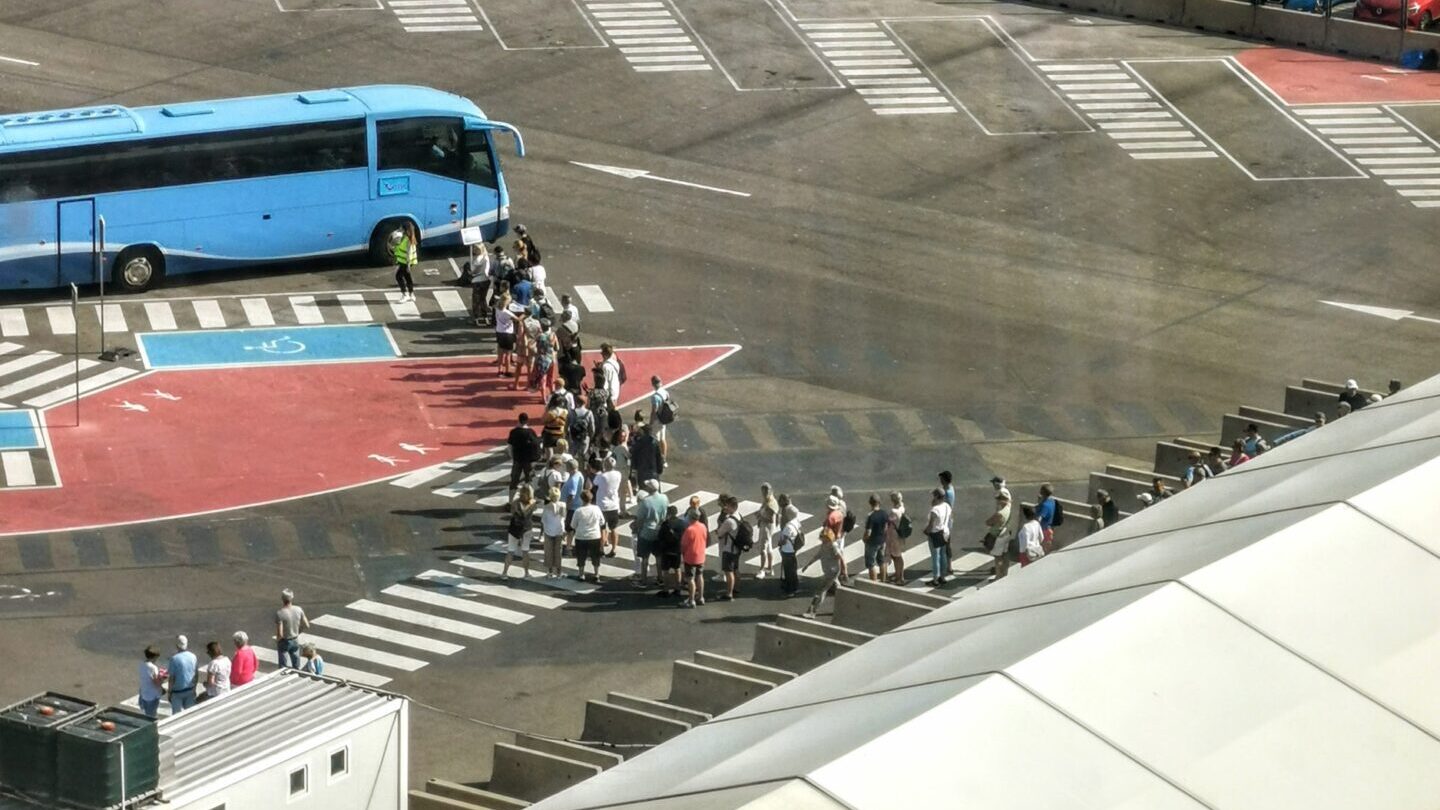 Warteschlange für Shuttlebus am Hafen von Valencia