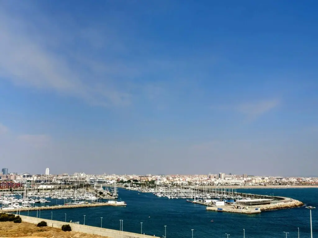 Blick auf den Hafen von Valencia mit Booten