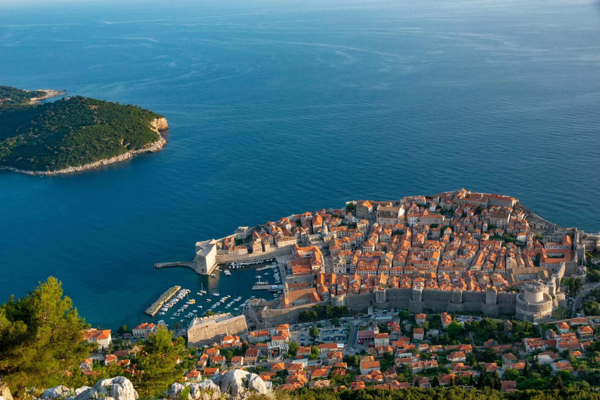 Blick auf Dubrovnik die Insel Lokrum und das Meer