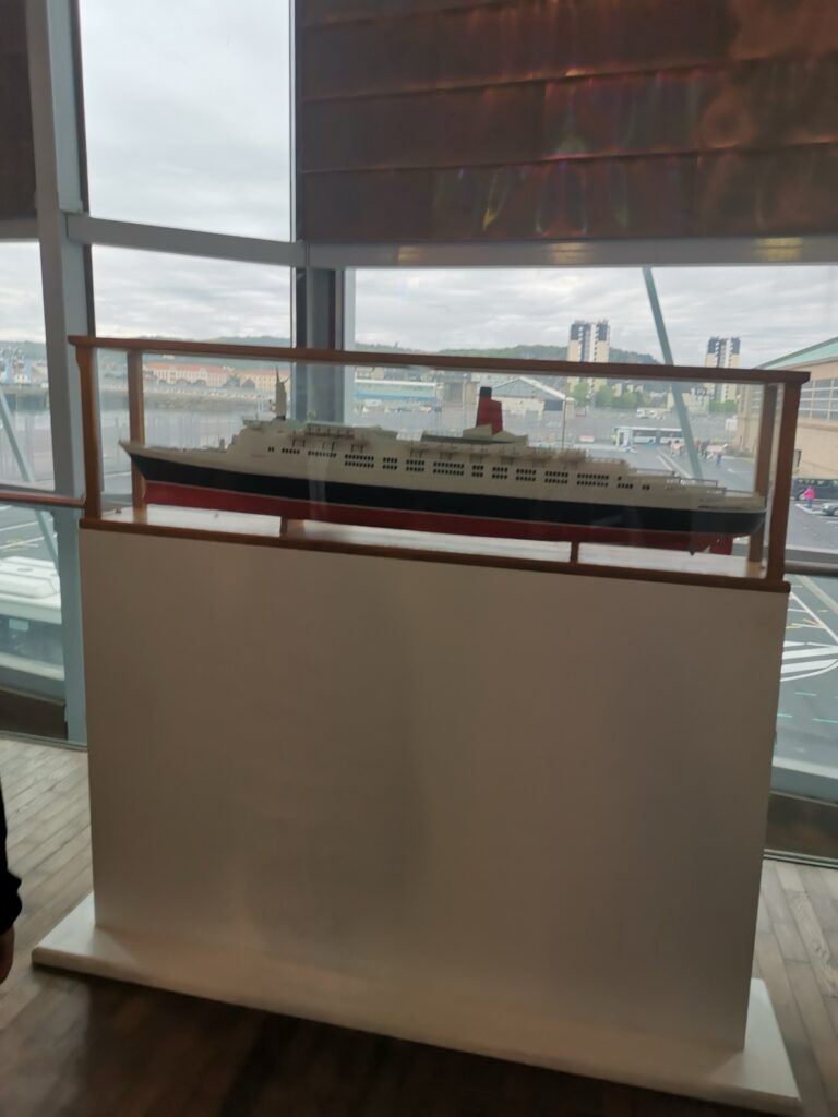 Ausstellung im Kreuzfahrtterminal Hafen Cherbourg