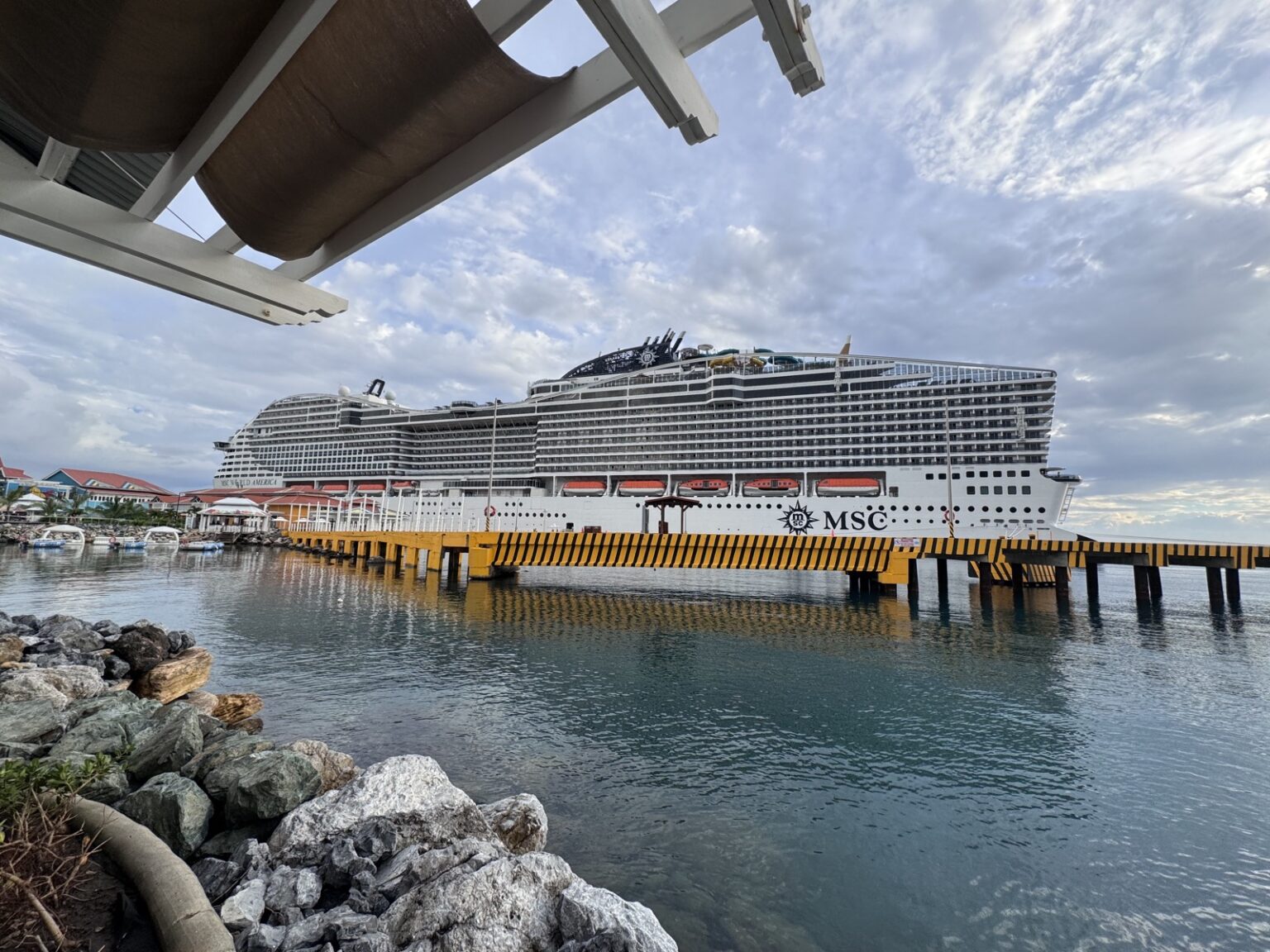Hafen Roatan mit MSC World America