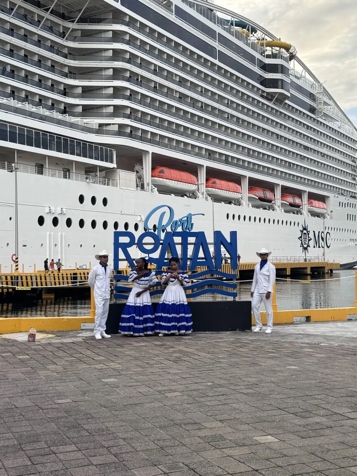 Hafen Roatan mit MSC und Tänzer