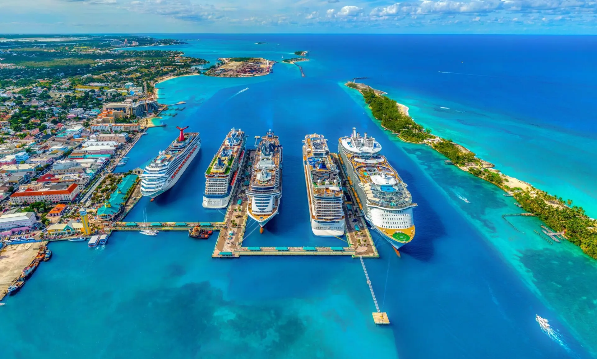 Blick auf den Hafen von Nassau mit vier Kreuzfahrtschiffen