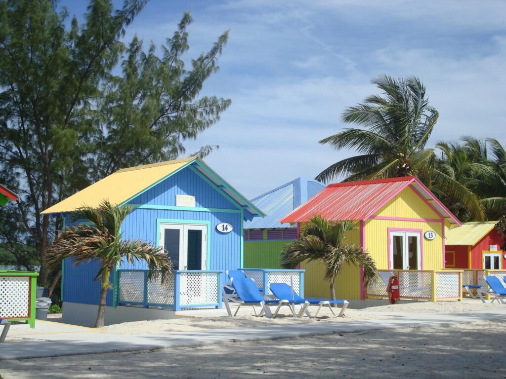 Bunte Strand-Bars Strand in Nassau auf den Bahamas