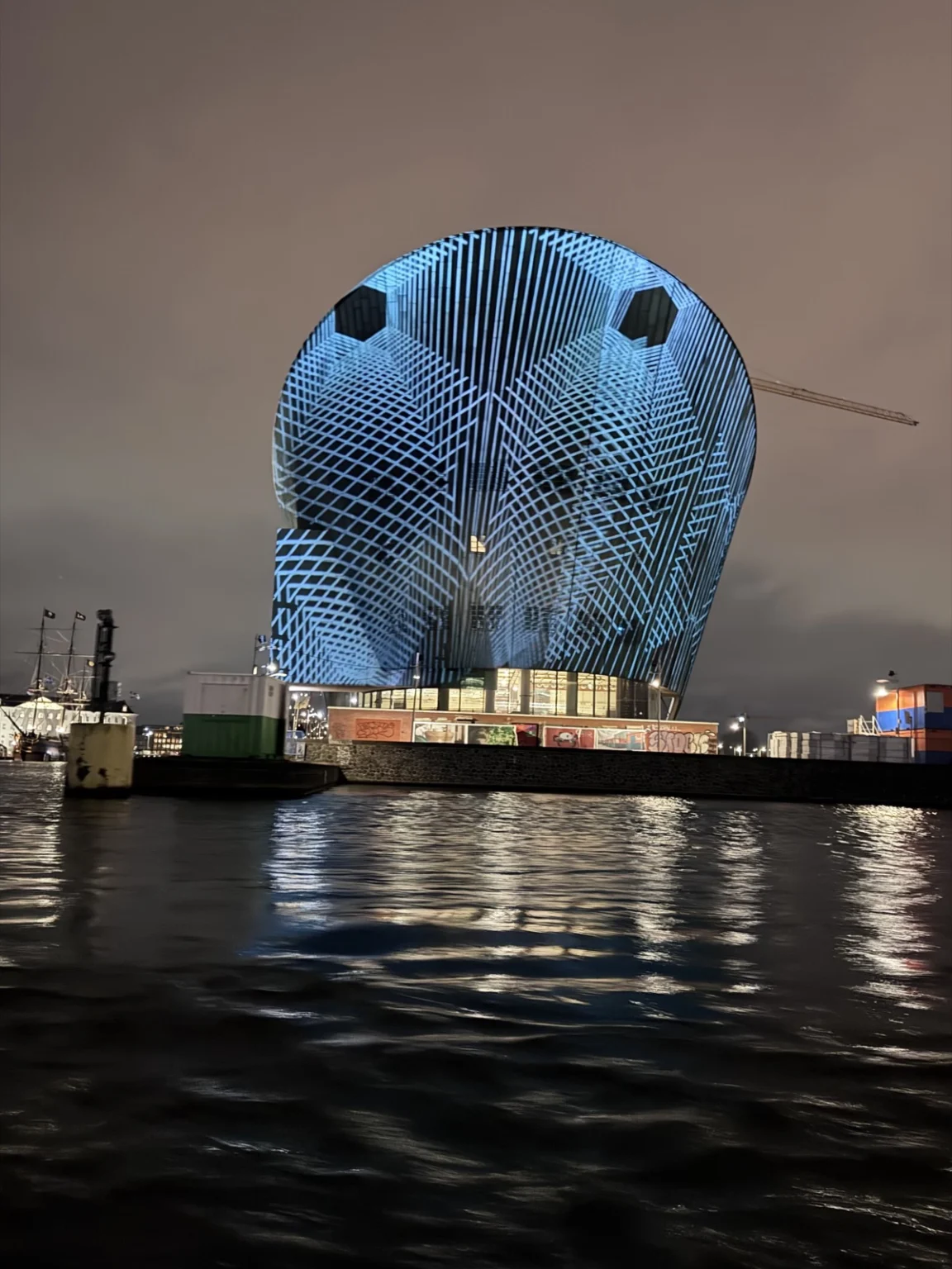 NEMO Science Museum in Amsterdam bei Nacht