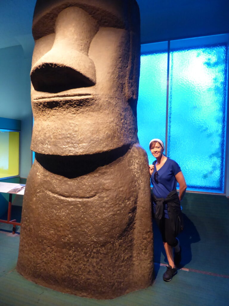 Frau mit Statue im American Museum of Natural History