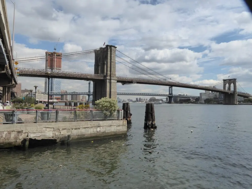 Blick auf die Brooklyn Bridge in New York