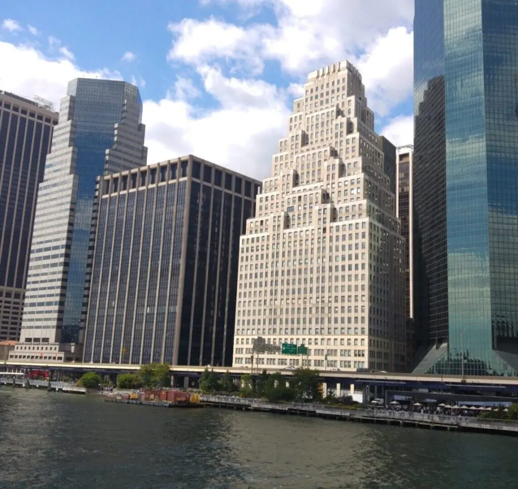 Blick auf New York von der Brooklyn Bridge