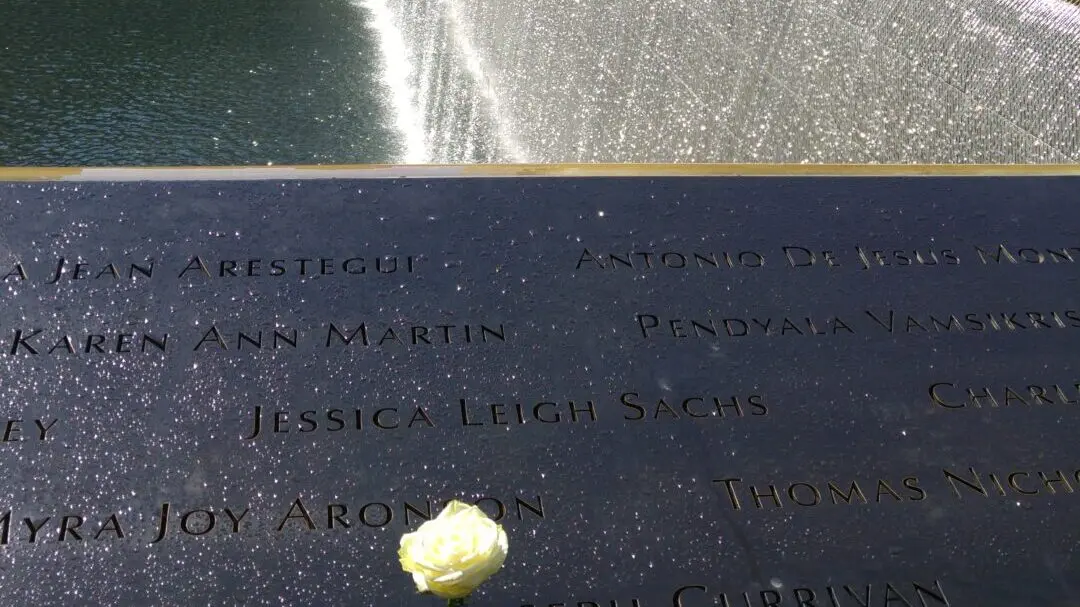 Namen der Opfer am New York City Memorial Ground Zero