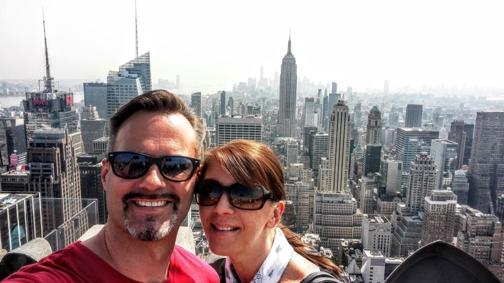 Pärchen auf dem Top of the Rock in New York City 