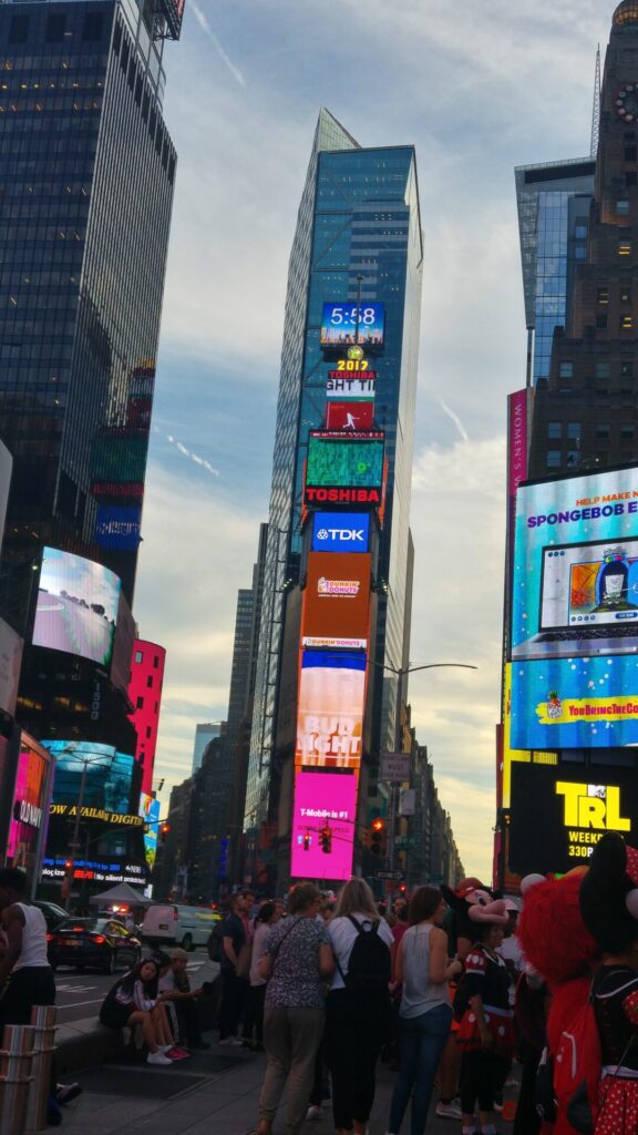 Hochhäuser mit Leinwand am  Time Square