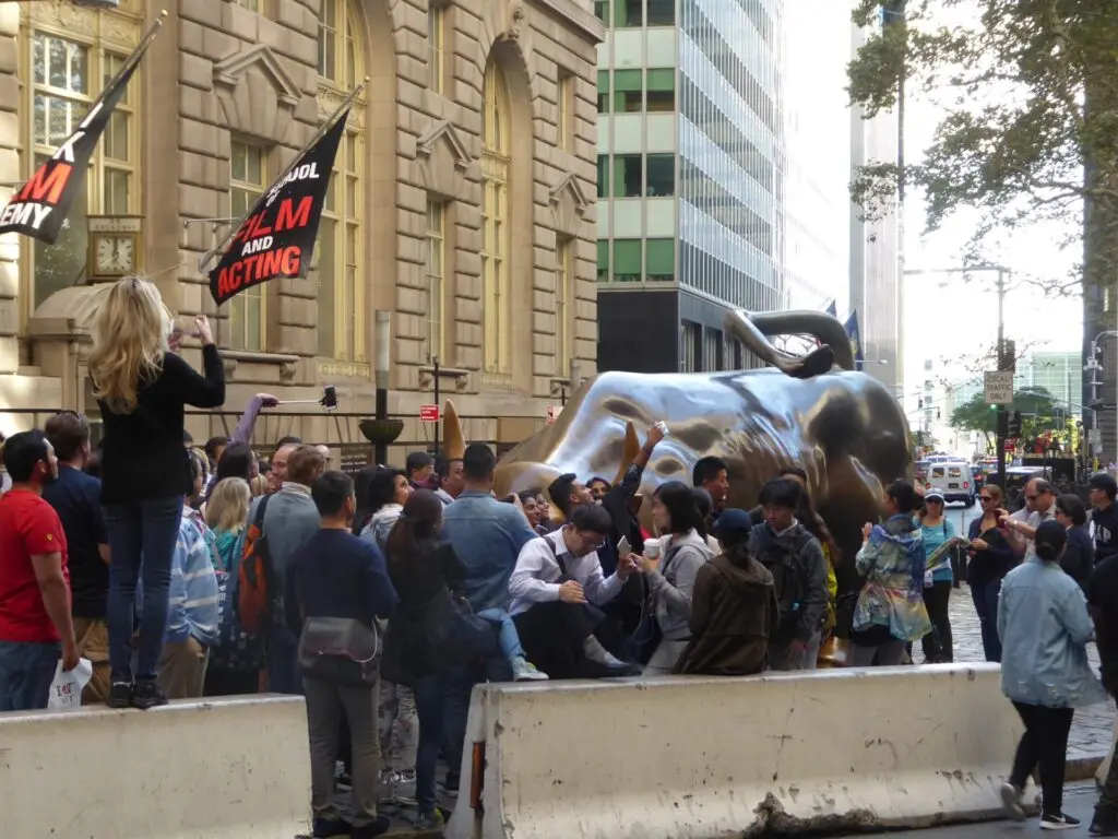 Menschen beim Charging Bull in New York