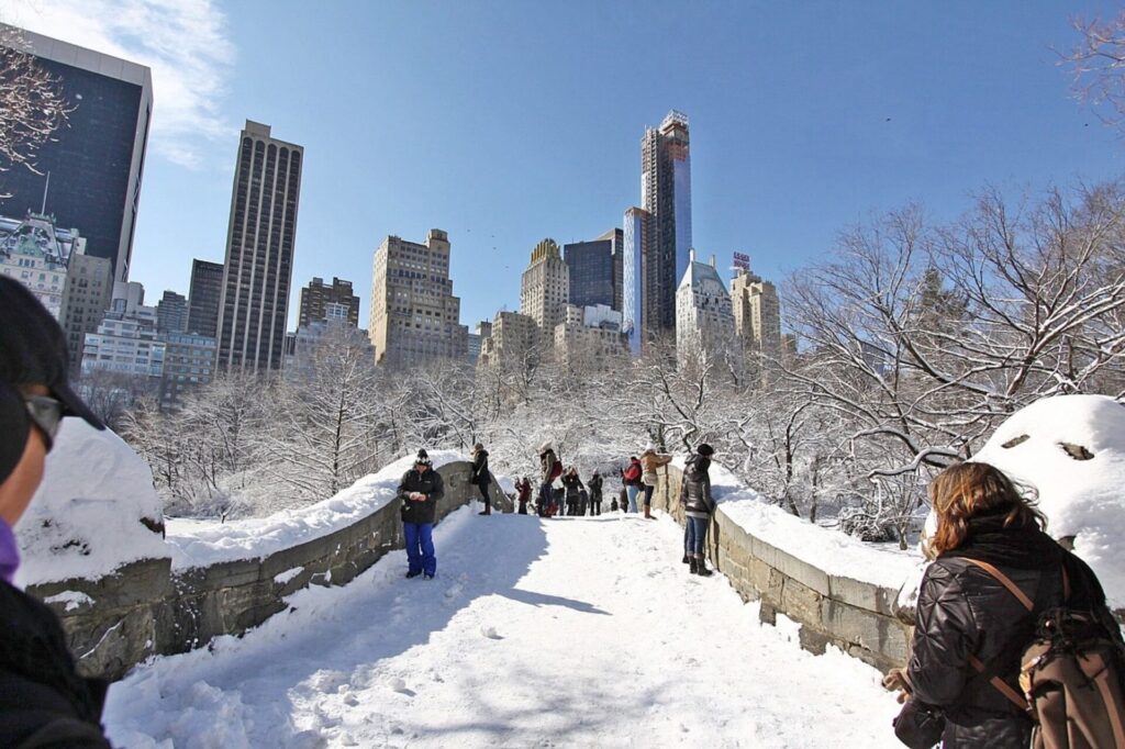 Brücke mit Schnee im Central Park in New York