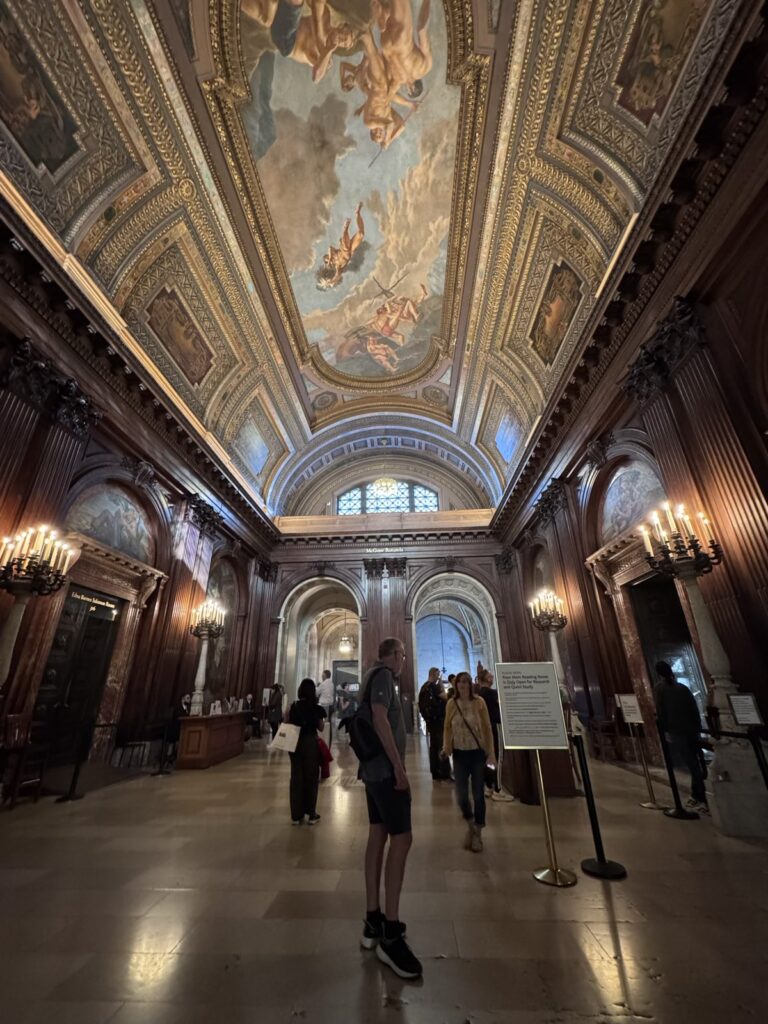 Saal mit Deckengemälde in der Public Library in New York 