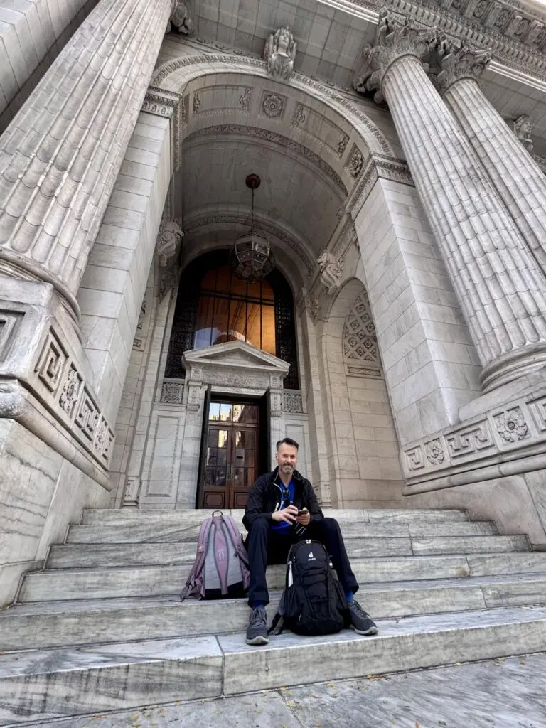 Eingang Public Library in New York 