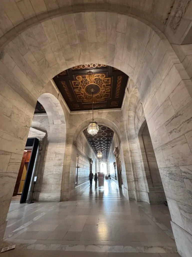 Bogengang in der Public Library in New York